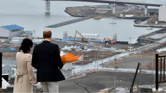 威廉王子2011年福岛地震重灾区向遇难者敬献鲜花