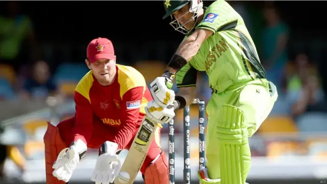 مصباح الحق محتاط بیٹنگ کرتے ہوئے پاکستان کے سکور کو آگے بڑھانے میں لگے رہے لیکن اننگز کے آخری اوورز میں وہ بھی 72 رنز بنا کر ہمت ہار گئے۔