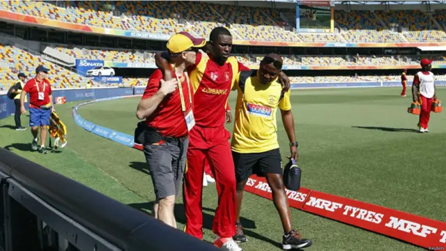 زمبابوے کے کپتان ایلٹن چیگمبورا نے فیلڈنگ کرتے ہوئے خود کو زخمی کر لیا۔