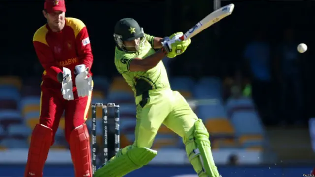 عمر اکمل 33 رنز پر ولیمز کی گیند پر بولڈ ہو گئے اور ایک بار پھر وکٹ پر زیادہ دیر ٹھہرنے میں ناکام رہے۔