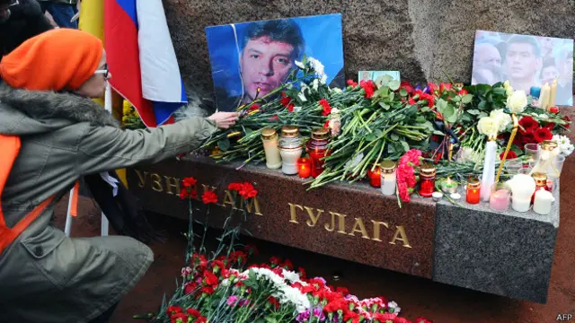 Портрет Бориса Немцова у мемориала узникам Гулага в Санкт-Петербурге