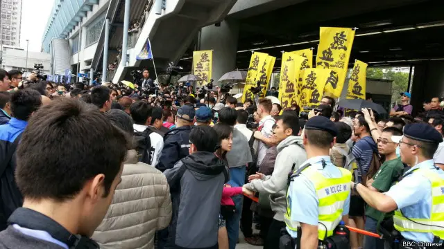 元朗的反“水货客”示威者聚集朗屏站