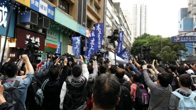 “本土民主前线”示威者在一个奶粉批发城外聚集