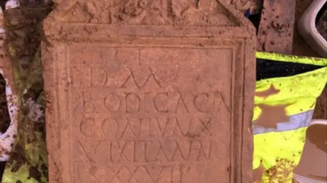 Para ahli menyebut temuan nisam Romawi ini "menakjubkan" karena tergolong nisan yang langka.