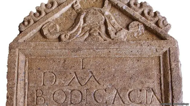 Para ahli belum sepakat tentang siapa yang dikuburkan di bawah batu nisan peninggalan peradaban Romawi di Inggris ini. 