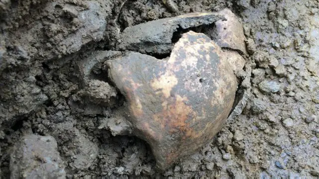 Di bawah nisan itu, para arkeolog menemukan sisa-sisa kerangka seorang perempuan berusia 27 tahun.