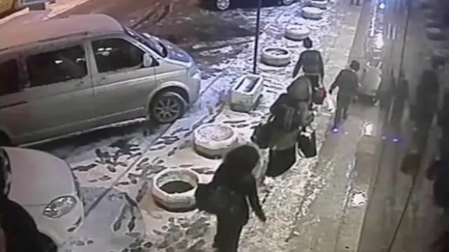 তুরস্কের সীমান্ত পার হয়ে সিরিয়ায় যাওয়ার পথে বেথনাল গ্রিনের তিনটি মেয়ে। ছবিটি ইস্তাম্বুলে সিসিটিভি থেকে পাওয়া