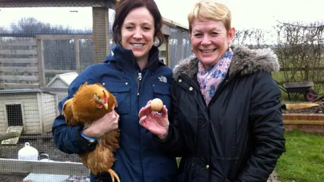 Kim Broughton (kiri) dan rekannya beserta ayam bernama "Ping Pong" dan telur bulat miliknya.