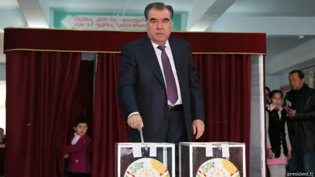 نامہ نگاروں کا کہنا ہے حالیہ حملے صدر امومالی رخمون اور یو ٹی او کے سابق جنگجوؤں کے درمیان بڑھتی ہوئی کشیدگی کو ظاہر کرتے ہیں