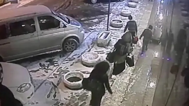 الفتيات يعتقد أنهم انتظرن في محطة الحافلات باسطنبول لـ18 ساعة