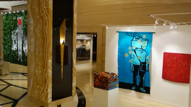 Patung berjudul "No Title" berbahan resin karya Arin Dwihartanto Sunaryo, di tengah karya media campuran Entang Wiharso, Lokomotif karya M Irfan, Embroideries, karya tapestri Eko Nugroho dan salah satu karya Jane Lee. 