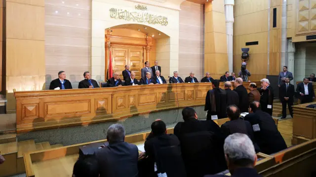 ورځپاڼه لیکې چې د خبریالانو او پخواني ولسمشر محمد مرسي د جزا په اړه به وروستې پرېکړه د جون د میاشتې په اتلسمه نېټه وشي.