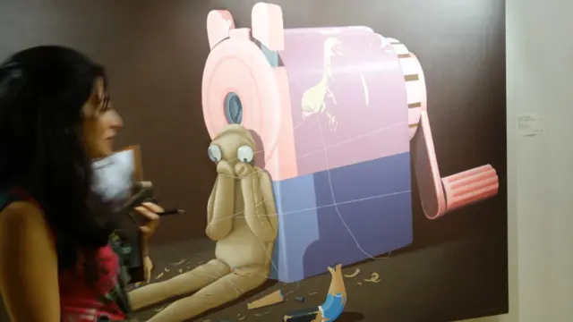 Karya Samsul Arifin, "Tried for Treason," yang penuh ironi, menggunakan warna cerah dan obyek lucu untuk mengungkapkan situasi yang bisa tragis. 