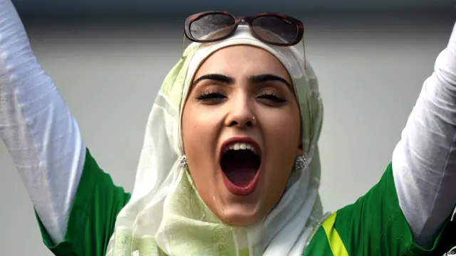 پاکستانی کرکٹ ٹیم کے مداح اپنی ٹیم کی ورلڈ کپ میں پہلی کامیابی پر خوشی کا اظہار کر رہے ہیں۔