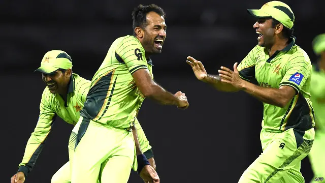 وہاب ریاض نے نصف سنچری سکور کرنے کے بعد چار وکٹوں کی عمدہ کارکردگی دکھائی