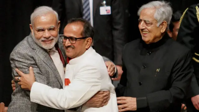 जम्मू-कश्मीर में टीम मुफ़्ती ने ली शपथ