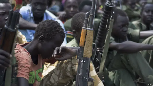 Birleşmiş Milletler'e göre geçen yıl Güney Sudan'da 12 bin çocuk, asker olarak kullanıldı.