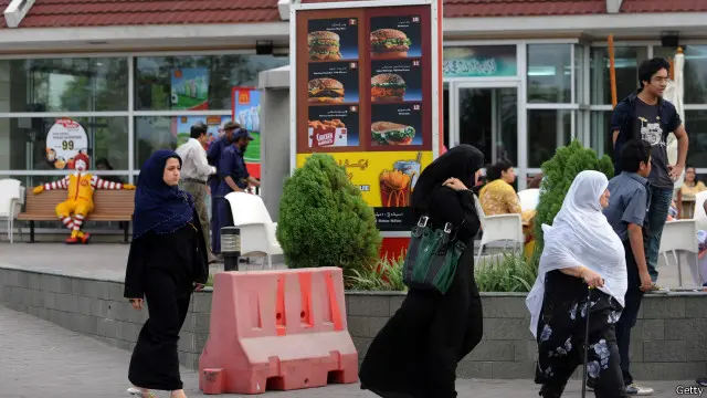 پاکستان میں بازار اشیائے خوردونوش سے بھرے ہیں اور ریسٹورنٹس پر بھی رش کم نہیں