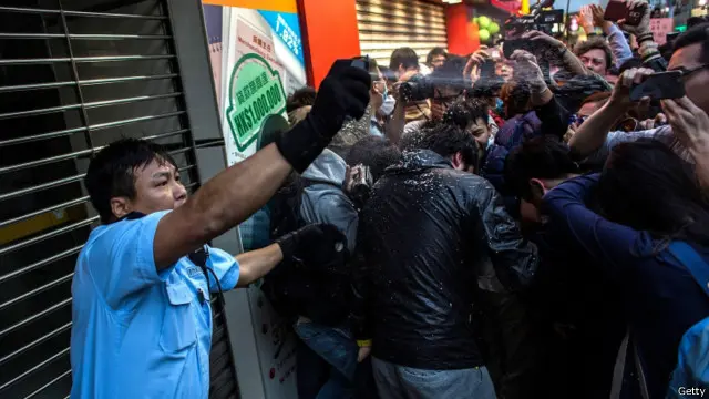 پولیس نے ہجوم کو قابو میں کرنے کے لیے ڈنڈوں اور کالی مرچ کی سپرے کا استعمال کیا