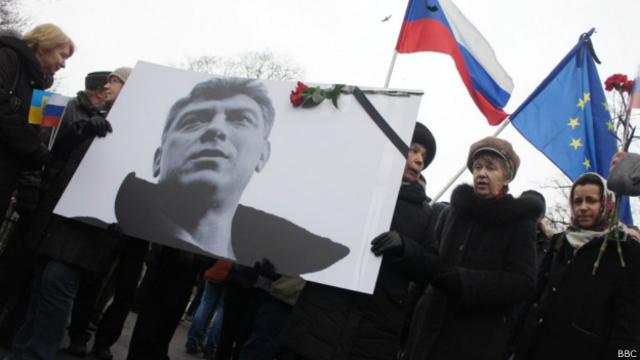 Участники акции памяти Немцова в Санкт-Петербурге