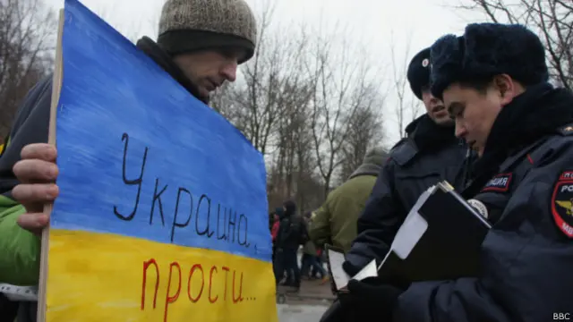 Участник акции и сотрудники полиции