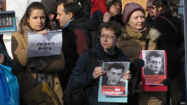 Люди с плакатами