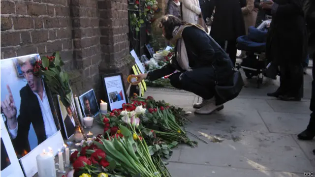 Цветы у посольства