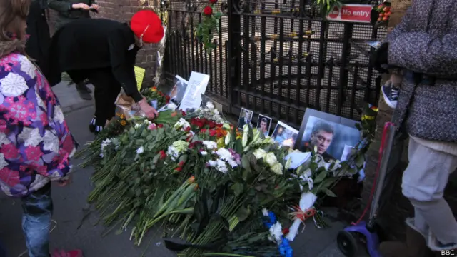 Цветы у посольства