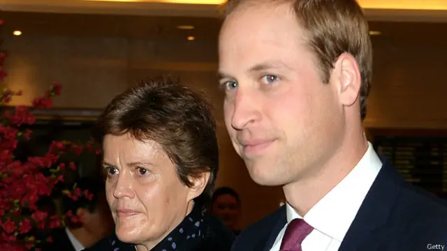 كان في استقبال الأمير وليام في مطار بكين سفيرة بريطانيا لدى الصين والسفير الصيني بلندن