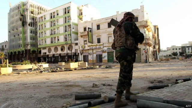 تشهد بنغازي قتالا بين قوات اللواء خليفة حفتر من جهة ومسلحين اسلاميين من جهة أخرى