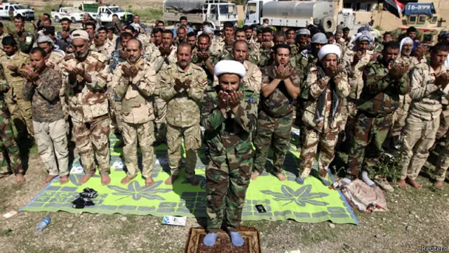 عناصر "الحشد الشعبي" يؤدون الصلاة في العظيم إلى الشمال من بغداد