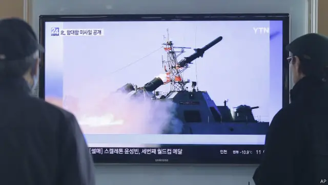 韩国民众在电视上看朝鲜海上导弹