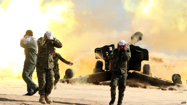 مقاتلون شيعية يقصفون مدينة العوينات قرب محافظة تكريت. 