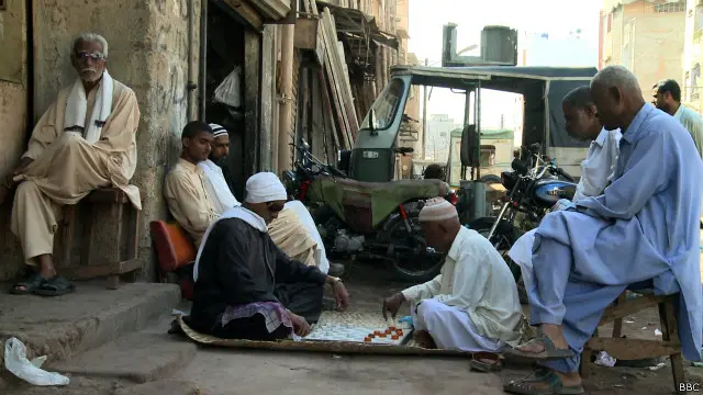 لیاری کی ہر گلی میں لٹنے یا چھننے کی کہانیاں موجود ہیں جو اکثر لوگ زبان پر لانے سے کتراتے ہیں