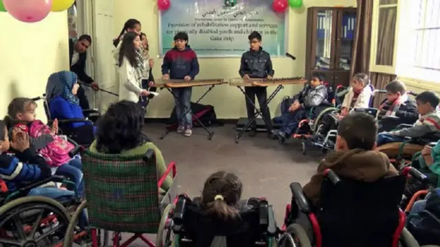 الأغاني تشكل العمود الفقري لجلسات علاج الأطفال المعاقين في المركز الوطني للتأهيل المجتمعي بغزة