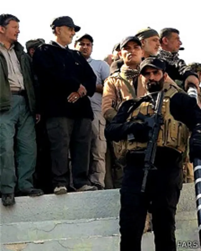 قاسم سلیمانی (نفر دوم از چپ) در جمع شبه‌نظامیان شیعه در عراق