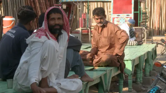 ’ہم اسلحہ نہیں رکھ سکتے، ہمیں حکومت کو ٹیکس دینا ہے لیکن حکومت کچھ نہیں کرتی۔‘