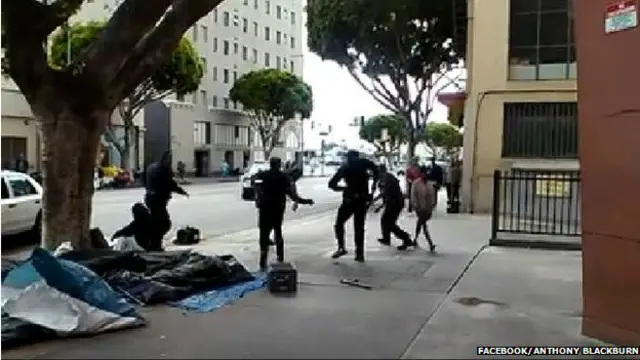 死者與警察打鬥畫面