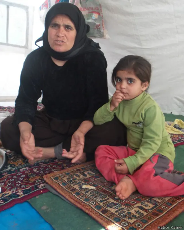 Çocuklarıyla çadırkente sığınan Meyan Xelef, eşi ve kayınbiraderinin IŞİD'in elinde rehin olduğunu anlatıyor.