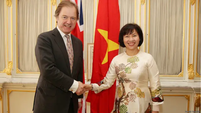 Quốc Vụ khanh Bộ Ngoại giao Hugo Swire đại diện phía Anh và Thứ trưởng Bộ Công thương Hồ Thị Kim Thoa đại diện cho phía Việt Nam. 