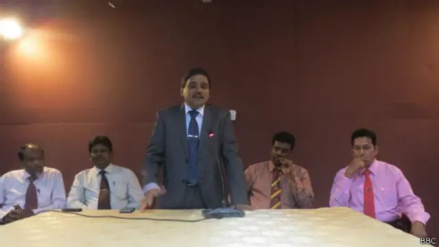 නව දිසා ලේකම්වරයා නිලධාරීන් අමතමින්