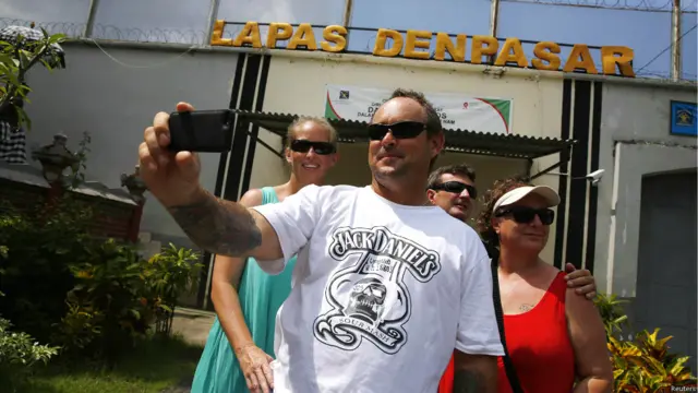 Pengunjung di LP Kerobokan. Foto-foto oleh Beawiharta (REUTERS) 