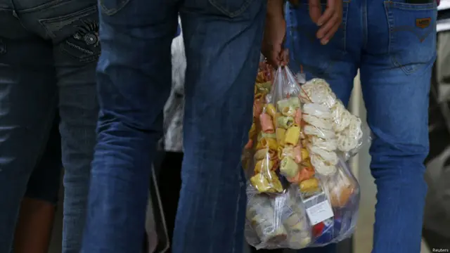 Pengunjung membawa makanan