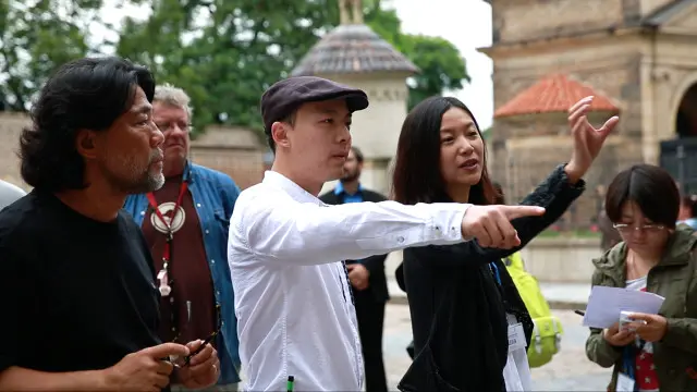 司维维（中）与摄影大师李屏宾（左）以及徐静蕾在《有一个地方只有我们知道》捷克片场