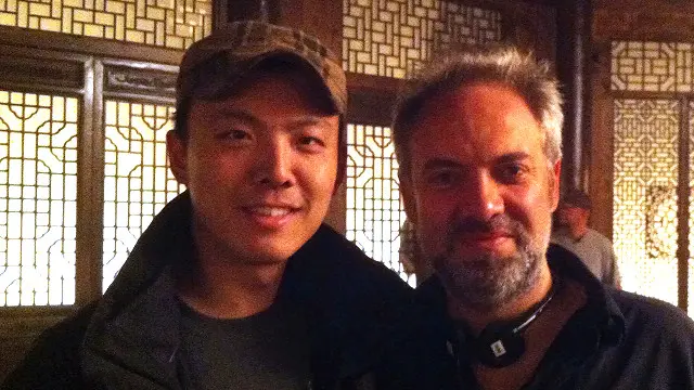 司维维（左）与007电影《天降杀机》的导演门德斯在片场