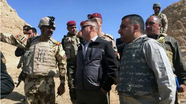 بهاء الأعرجي نائب رئيس وزراء العراقي (في الوسط) خلال زيارته لقوات الجيش العراقي والمتطوعين المشاركين في عملية استعادة تكريت.