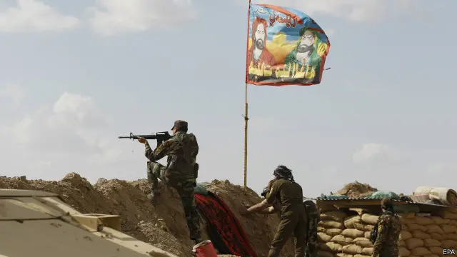 مقاتلون شيعة يتخذون مواقعهم في منطقة سد العظيم، شمال بغداد، بالتزامن مع عملية الجيش العراقي لتحرير تكريت من تنظيم "الدولة الإسلامية"