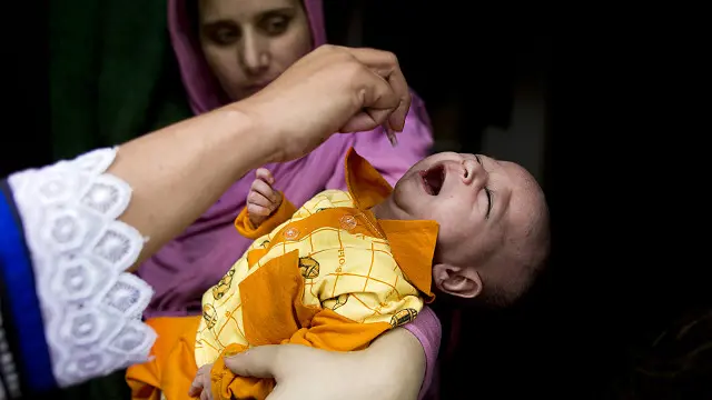 पाकिस्तान में पोलियो की दवा पिलाने वाली टीमें कई बार निशाना बनाई जा चुकी हैं