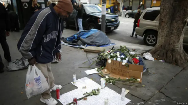 İsmi açıklanmayan evsiz siyahın polis tarafından vurulduğu noktaya çiçekler bırakıldı. 