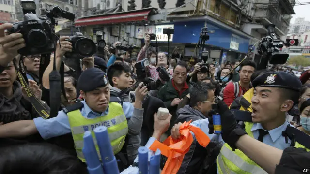 香港警察在元朗示威中维持秩序